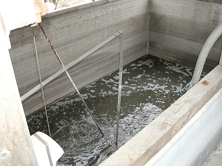 第３槽からあふれた尿は、最後オゾン殺菌槽の中で殺菌され、河川に放流される。